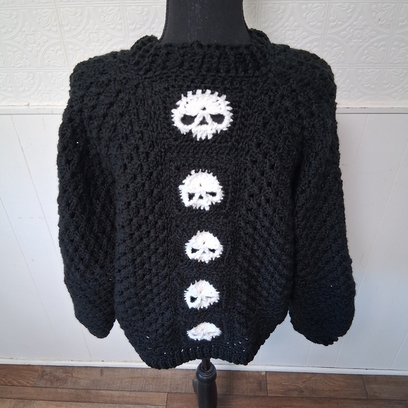 Medium / Large Black Skull Pattern Women Sweater Cardigan, Chunky Goth Sweater - Picture 12 of 12